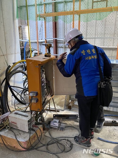 [서울=뉴시스] 서울시 타워크레인 배전반 점검. (사진=서울시 제공) 2021.01.21. photo@newsis.com 