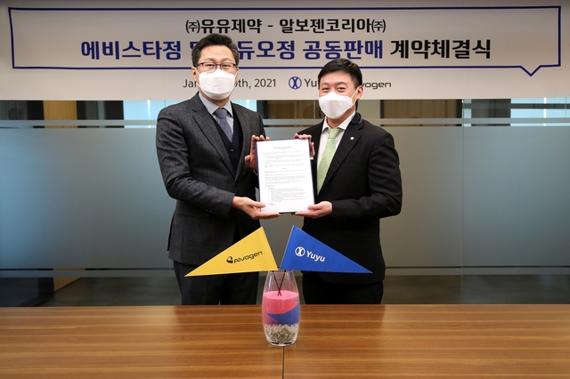 [서울=뉴시스] 알보젠코리아 이준수 대표(왼쪽)와 유유제약 유원상 대표가 골다공증 치료제 2종 코프로모션 계약을 체결했다. (사진=유유제약 제공) 