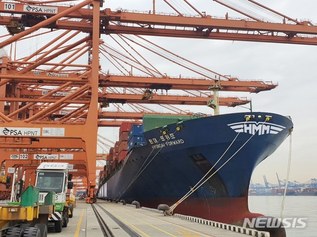 [서울=뉴시스]23일 부산 HPNT(HMM부산신항터미널)에서 출항 예정인 4600TEU급 컨테이너선 'HMM 포워드(Forward)호'가 미주 지역으로 향하는 국내 수출기업의 화물을 선적하고 있다. 2021.01.21 (사진 = HMM 제공) photo@newsis.com 