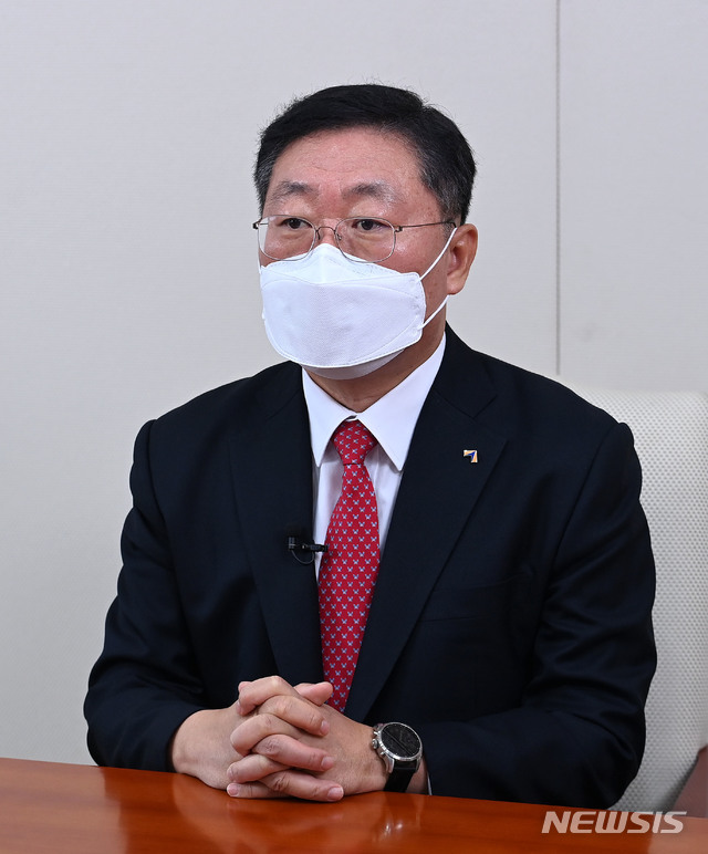  [서울=뉴시스] 나재철 금융투자협회장이 21일 온라인으로 진행된 신년 기자간담회에서 새해 계획을 발표하고 있다.(자료제공 = 금투협)