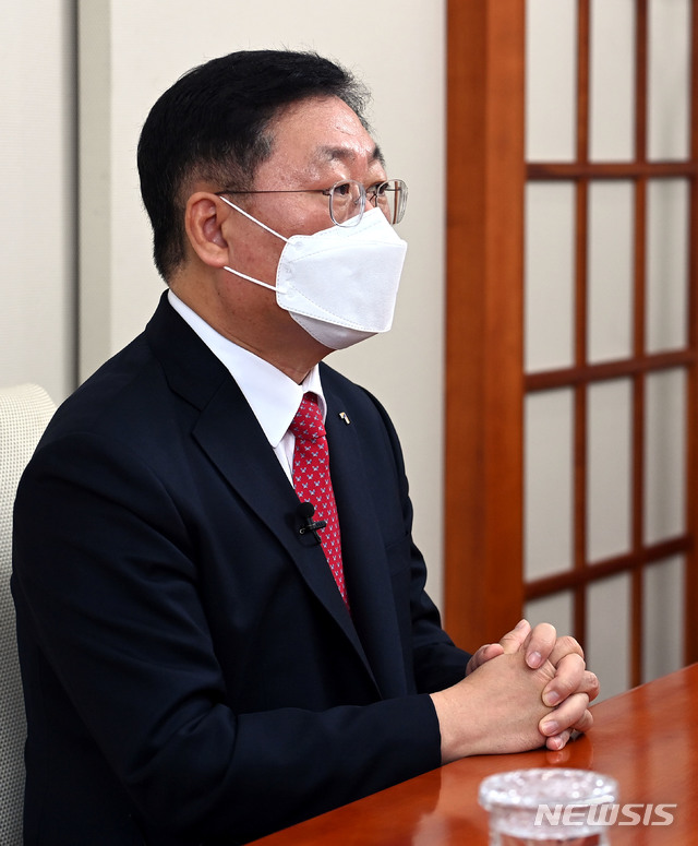 [서울=뉴시스] 나재철 금융투자협회장이 21일 온라인으로 진행된 신년 기자간담회에서 새해 계획을 발표하고 있다.(자료제공 = 금투협)