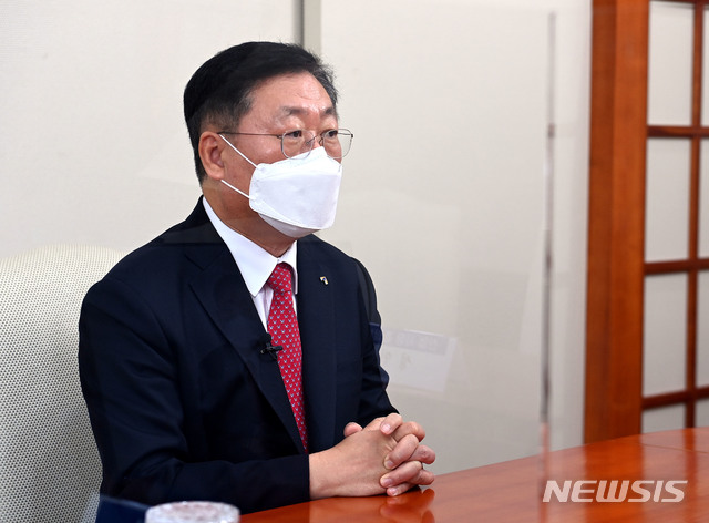 [서울=뉴시스] 나재철 금융투자협회장이 21일 온라인으로 진행된 신년 기자간담회에서 새해 계획을 발표하고 있다.(자료제공 = 금투협)