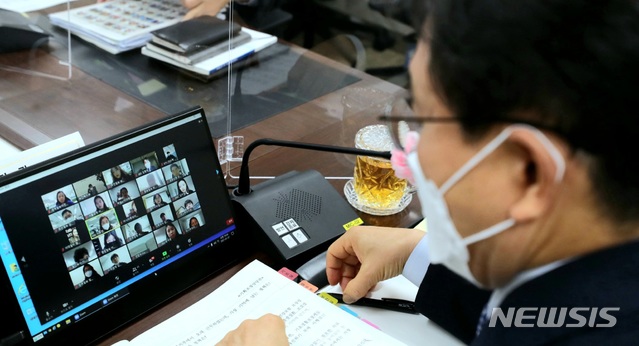 [세종=뉴시스]권덕철 보건복지부 장관이 21일 오전 정부세종청사에서 비대면 기자 신년 간담회를 하고 있다. (사진=보건복지부 제공) 2021.01.21. photo@newsis.com