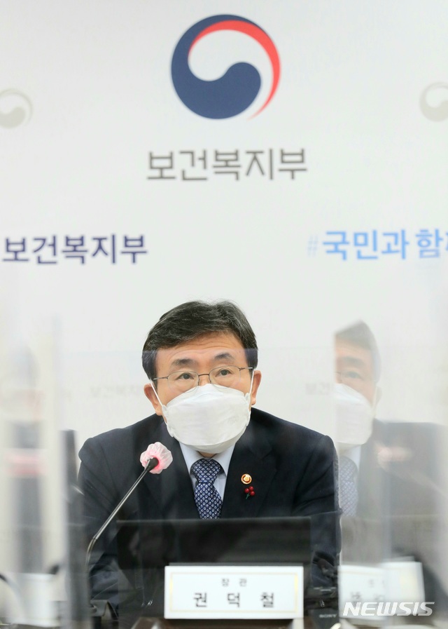 [세종=뉴시스]권덕철 보건복지부 장관이 21일 오전 정부세종청사에서 비대면 기자 신년 간담회를 하고 있다. (사진=보건복지부 제공) 2021.01.21. photo@newsis.com