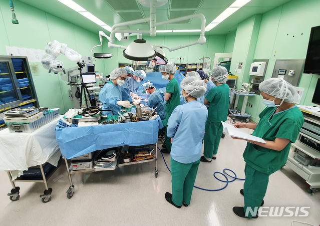 [서울=뉴시스] 수부이식 수술 (사진= 장동수 studioMID 제공) photo@newsis.com 