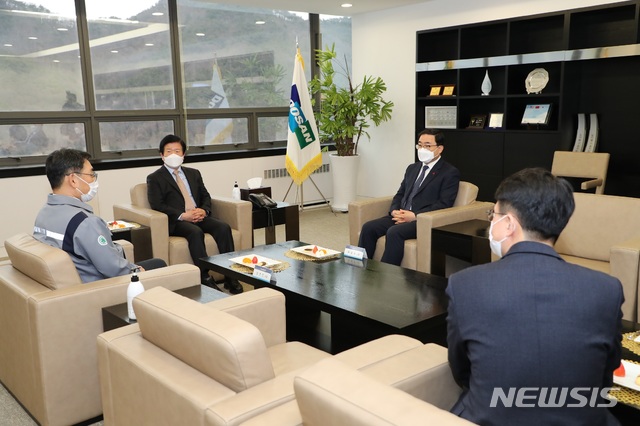 [창원=뉴시스] 강경국 기자 = 박병석 국회의장이 21일 두산중공업을 방문한 가운데 정연인 두산중공업 사장과 허성무 경남 창원시장이 간담회를 갖고 있다. (사진=창원시청 제공). 2021.01.21. photo@newsis.com
