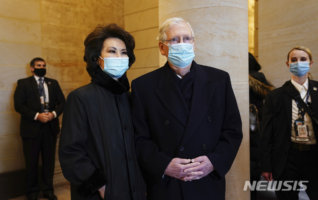 [워싱턴=AP=뉴시스]미치 매코널 미국 상원 공화당 원내대표와 부인 일레인 차오 전 교통장관이 20일(현지시간) 워싱턴DC에서 열린 조 바이든 대통령 취임식 참석에 앞서 의사당에 도착한 모습. 2021.1.21.