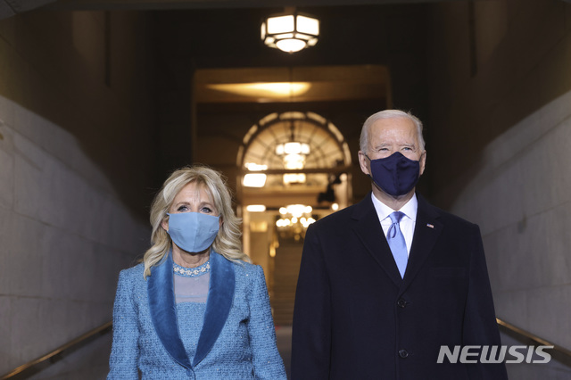 [워싱턴=AP/뉴시스] 조 바이든 미국 대통령과 부인 질 바이든 여사가 1월20일(현지시간) 미 의회 의사당 취임식장에 들어서고 있다. 2021.04.27.