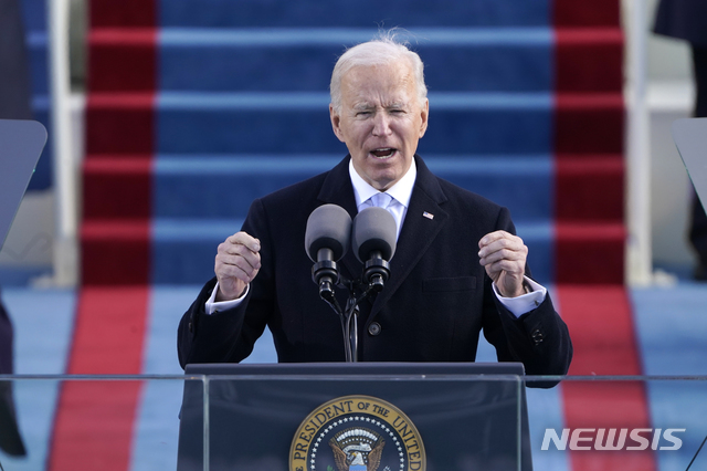 [워싱턴=AP/뉴시스]조 바이든 제46대 미국 대통령이 20일(현지시간) 미 의회 의사당에서 취임 선서를 마치고 취임사를 하고 있다. 2021.01.21. 