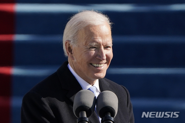 [워싱턴=AP/뉴시스]조 바이든 미국 대통령이 지난 1월20일(현지시간) 미국 워싱턴DC 국회의사당에서 취임사를 하면서 활짝 웃고 있다. 2021.04.28.