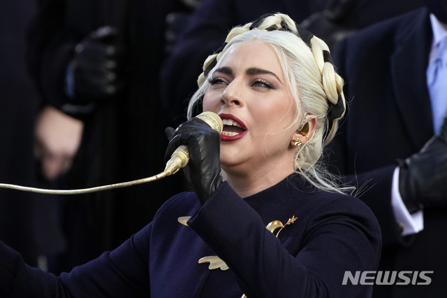 [워싱턴=AP/뉴시스]가수 레이디 가가가 1월20일(현지시간) 미 의회 의사당에서 열린 조 바이든 대통령 취임식에 참석해 미국 국가를 부르고 있다. 2021.02.26.