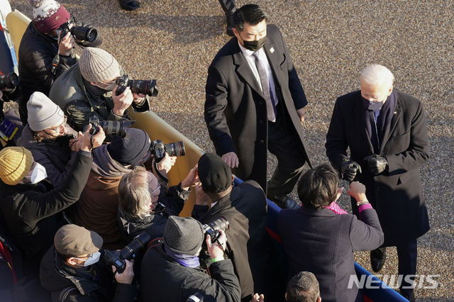 [워싱턴=AP/뉴시스]지난 20일 조 바이든 미국 대통령이 취임 행사의 일환으로 짧은 거리 퍼레이드를 하는 동안 대통령 경호 최고 책임자인 한국계 데이비드 조(왼쪽)가 바이든 대통령 곁에 바짝 붙어 경호를 하고 있다. 2021.1.22.
