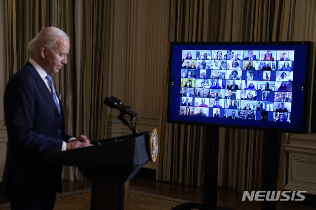 [워싱턴=AP/뉴시스] 조 바이든 미국 대통령이 20일(현지시간) 미국 워싱턴 백악관 만찬장에서 화상으로 각료 지명자들에 연설을 하고 있다. 그는 "우리는 한 팀"이라며 서로를 존중하지 않는 이들이 있다면 "즉각 해임하겠다"고 강조했다. 2021.01.21.