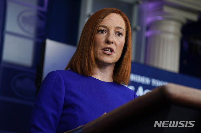 [워싱턴 =AP/뉴시스] 바이든 대통령 취임 후 첫 기자회견을 하는 젠 사키 백악관 대변인. 