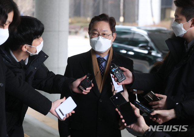 [서울=뉴시스]고승민 기자 = 박범계 법무부장관 후보자가 지난 21일 인사청문회 준비 사무실이 마련된 서울고등검찰청으로 향하며 취재진 질문에 답하고 있다. 2021.01.21. kkssmm99@newsis.com