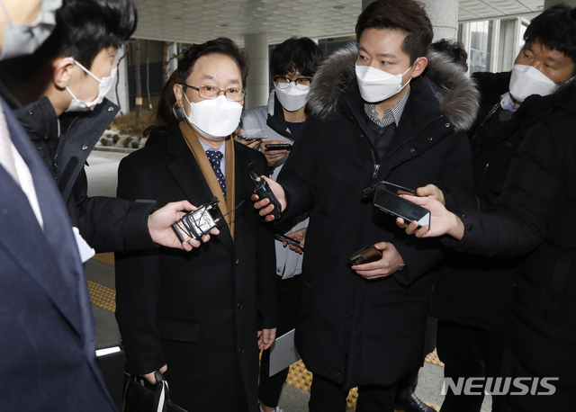 [서울=뉴시스]고승민 기자 = 박범계 법무부 장관 후보자가 21일 인사청문회 준비 사무실이 마련된 서울고등검찰청으로 향하며 취재진 질문에 답하고 있다. 2021.01.21. kkssmm99@newsis.com