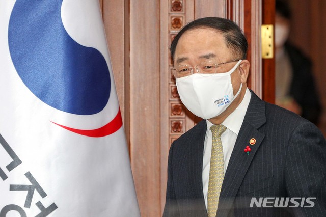[서울=뉴시스]박주성 기자 = 홍남기 경제부총리 겸 기획재정부 장관이 21일 서울 종로구 정부서울청사에서 열린 '혁신성장 BIG3 추진회의'에 참석하고 있다. 2021.01.21. (공동취재사진) photo@newsis.com