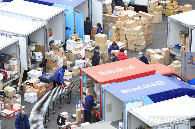[서울=뉴시스]박민석 기자 = 택배노동자 과로사 대책을 위한 사회적 합의기구가 분류작업에 전담인력 투입, 불가피한 경우 택배노동자에게 대가 지급 등의 내용이 담긴 합의문을 발표한 21일 오전 서울 마포구 한진택배 마포택배센터에서 택배 노동자들이 작업을 하고 있다. 2021.01.21. mspark@newsis.com