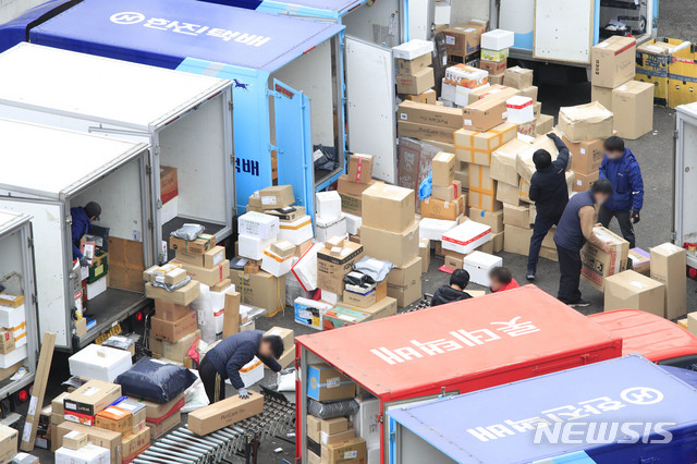 [서울=뉴시스]박민석 기자 = 택배노동자 과로사 대책을 위한 사회적 합의기구가 분류작업에 전담인력 투입, 불가피한 경우 택배노동자에게 대가 지급 등의 내용이 담긴 합의문을 발표한 21일 오전 서울 마포구 한진택배 마포택배센터에서 택배 노동자들이 작업을 하고 있다. 2021.01.21. mspark@newsis.com