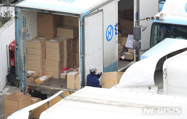 [서울=뉴시스]박민석 기자 = 택배노동자 과로사 대책을 위한 사회적 합의기구가 분류작업에 전담인력 투입, 불가피한 경우 택배노동자에게 대가 지급 등의 내용이 담긴 합의문을 발표한 21일 오전 서울 마포구 한진택배 마포택배센터에서 택배 노동자가 작업을 하고 있다. 2021.01.21. mspark@newsis.com
