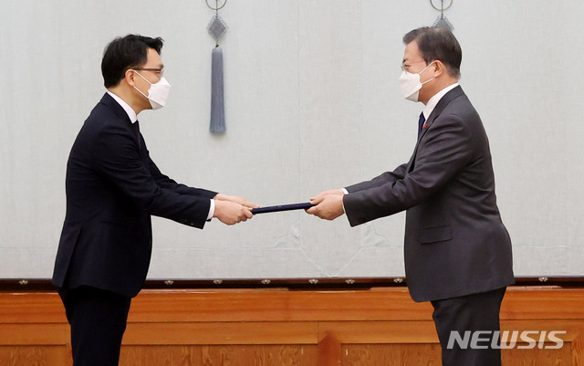 [서울=뉴시스]추상철 기자 =문재인 대통령이 21일 오전 청와대에서 열린 김진욱 초대 고위공직자범죄수사처장에게 임명장을 수여하고 있다. 2021.01.21. scchoo@newsis.com