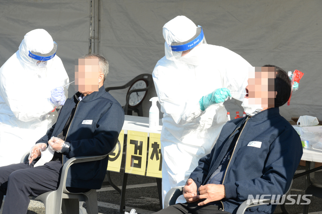 [울산=뉴시스] 배병수 기자 = 울산시는 21일 오전 울주군 시내버스 율리공영차고지에서 시내버스 승무원을 대상으로 신종 코로나바이러스 감염증(코로나 19) 선제적 진단검사를 실시하고 있다. 2021.01.21. bbs@newsis.com.