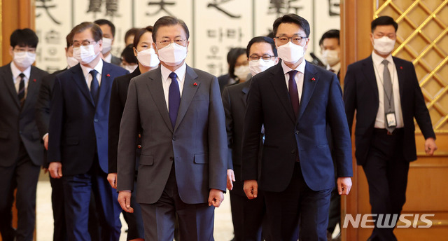 [서울=뉴시스]추상철 기자 =문재인 대통령이 21일 오전 청와대에서 열린 임명장 수여식을 마친후 김진욱 초대 고위공직자범죄수사처장과 함께 환담장으로 이동하고 있다. 2021.01.21. scchoo@newsis.com