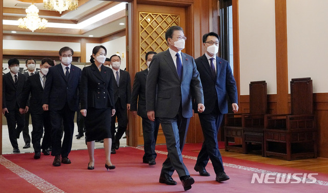[서울=뉴시스]추상철 기자 =문재인 대통령이 21일 오전 청와대에서 열린 임명장 수여식을 마친후 김진욱 초대 고위공직자범죄수사처장과 함께 환담장으로 이동하고 있다. 2021.01.21. scchoo@newsis.com