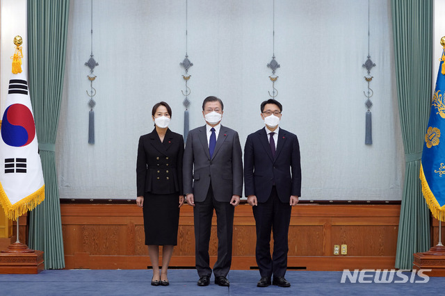 [서울=뉴시스]추상철 기자 =문재인 대통령이 21일 오전 청와대에서 김진욱 초대 고위공직자범죄수사처장에게 임명장을 수여한 후 기념촬영을 하고 있다. 2021.01.21. scchoo@newsis.com