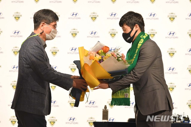 [서울=뉴시스]한국 축구 전설 박지성이 21일 경기도 고양 현대모터스튜디오에서 열린 '전북 현대 클럽 어드바이저 취임 기자회견'에 참석해 전북현대 백승권 단장에게 꽃다발을 전달받고 있다. 박지성은 전북 현대에서 프로와 유소년 선수 선발, 육성 및 스카우트, 훈련 시스템 제시 등에 대한 조언자 역할을 맡는다. 2021.01.21. (사진=전북 현대 제공) photo@newsis.com