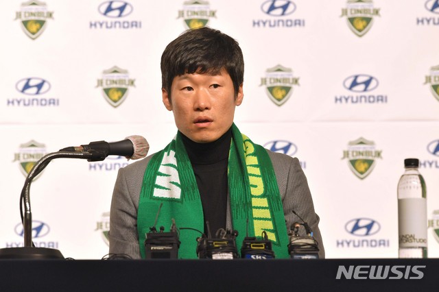 [서울=뉴시스]한국 축구 전설 박지성이 21일 경기도 고양 현대모터스튜디오에서 열린 '전북 현대 클럽 어드바이저 취임 기자회견'에 참석해 취재진의 질문에 답하고 있다. 박지성은 전북 현대에서 프로와 유소년 선수 선발, 육성 및 스카우트, 훈련 시스템 제시 등에 대한 조언자 역할을 맡는다. 2021.01.21. (사진=전북 현대 제공) photo@newsis.com