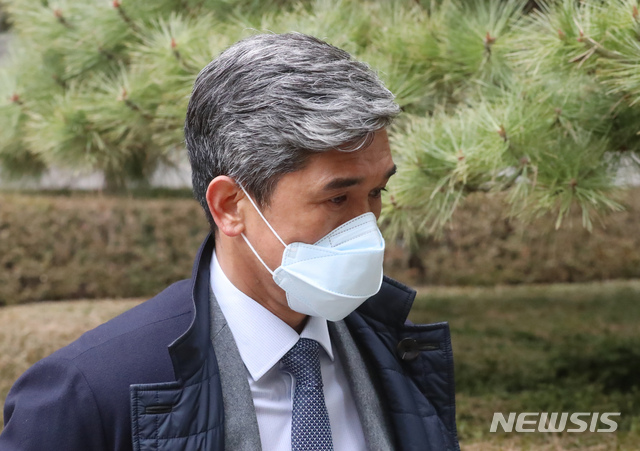 [서울=뉴시스] 학부모 성추행 의혹으로 대한축구협회(축구협회)로부터 영구 제명됐던 정종선 전 한국고교축구연맹 회장이 성범죄 무죄 판결 이후 징계 무효 확인 소송 2심에서도 승소한 가운데, 축구협회가 이에 불복해 상고했다. 사진은 정 전 회장이 횡령 및 성폭행 의혹 관련 선고 공판을 받기 위해 지난 2021년 1월 서울중앙지방법원으로 향하고 있는 모습. 2021.01.21. (사진=뉴시스DB)