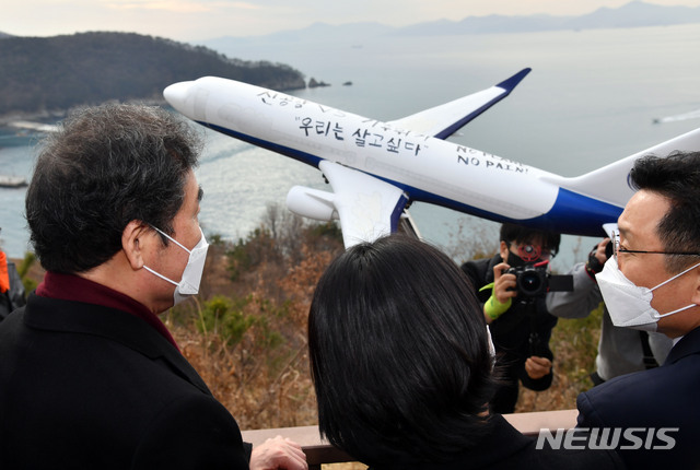 [부산=뉴시스] 하경민 기자 = 이낙연 더불어민주당 대표가 21일 오후 부산 강서구 가덕도대항전망대를 방문해 변성완 부산시장 권한대행, 부산시장 보궐선거 출마를 선언한 예비후보 등과 신공항 건설 예정지를 둘러보고 있다. 2021.01.21. yulnetphoto@newsis.com