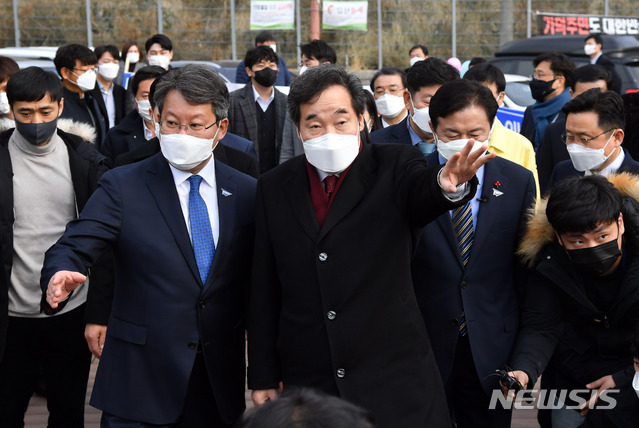 [부산=뉴시스] 하경민 기자 = 이낙연 더불어민주당 대표가 21일 오후 부산 강서구 가덕도대항전망대를 방문, 변성완 부산시장 권한대행의 설명을 들으며 가덕신공항 건설추진 예정지를 둘러보고 있다. 2021.01.21. yulnetphoto@newsis.com