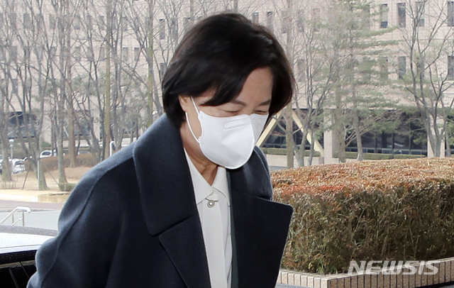 [과천=뉴시스]최진석 기자 = 추미애 법무부장관이 21일 경기 과천 법무부 청사로 들어가고 있다. 2021.01.21. (사진공동취재) photo@newsis.com