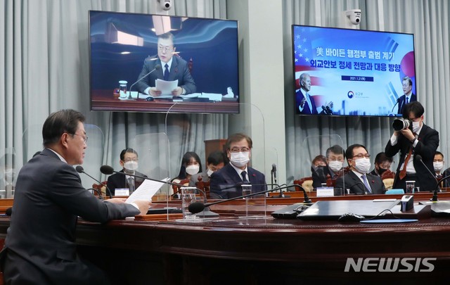 [서울=뉴시스]추상철 기자 = 문재인 대통령이 21일 오후 청와대 여민1관에서 열린 국가안전보장회의(NSC) 전체회의 및 외교안보부처 업무보고를 주재하고 있다. 2021.01.21. scchoo@newsis.com