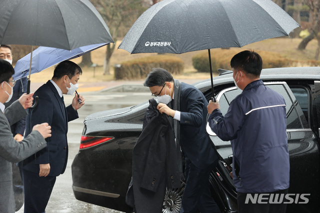 [과천=뉴시스]홍효식 기자 = 김진욱 고위공직자범죄수사처장(공수처장)이 21일 경기 정부과천청사로 첫 출근을 하고 있다. (공동취재사진) 2021.01.21. photo@newsis.com