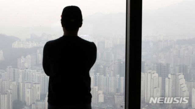 [서울=뉴시스]박주성 기자 = 서울 영등포구 63아트에서 서울 시내 아파트가 보이고 있다. 2021.01.21. park7691@newsis.com