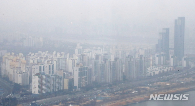 [서울=뉴시스]박주성 기자 = 서울 영등포구 63아트에서 서울 시내 아파트가 보이고 있다. 2021.01.21. park7691@newsis.com
