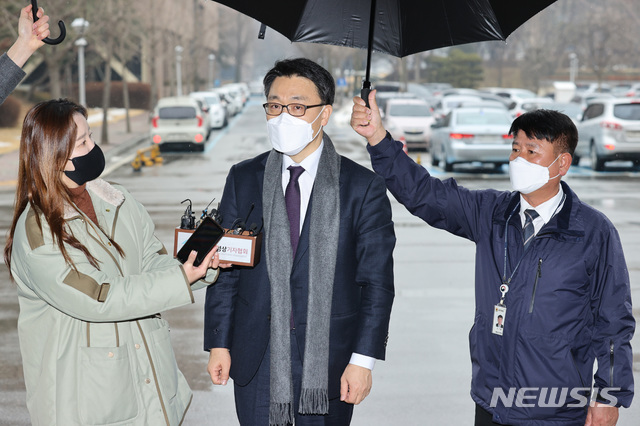 [과천=뉴시스]홍효식 기자 = 김진욱 고위공직자범죄수사처장(공수처장)이 21일 경기 정부과천청사로 첫 출근을 하고 있다. (공동취재사진) 2021.01.21. photo@newsis.com