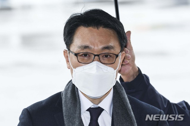 [과천=뉴시스]홍효식 기자 = 김진욱 고위공직자범죄수사처(공수처) 초대 처장이 21일 경기 과천시 정부과천청사로 출근하고 있다. (공동취재사진) 2021.01.21. photo@newsis.com