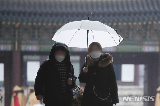 [서울=뉴시스]박민석 기자 = 서울 지역에 비가 내린 지난달 서울 종로구 경복궁에서 우산을 쓴 시민들이 걷고 있다. 2021.01.21. mspark@newsis.com