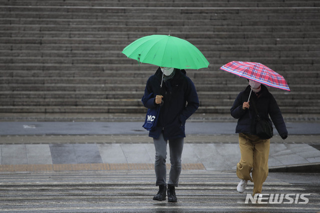 [서울=뉴시스]박민석 기자 = 서울 지역에 비가 내리고 있는 21일 오후 서울 종로구 세종문화회관 앞에서 우산을 쓴 시민들이 걷고 있다. 2021.01.21. mspark@newsis.com