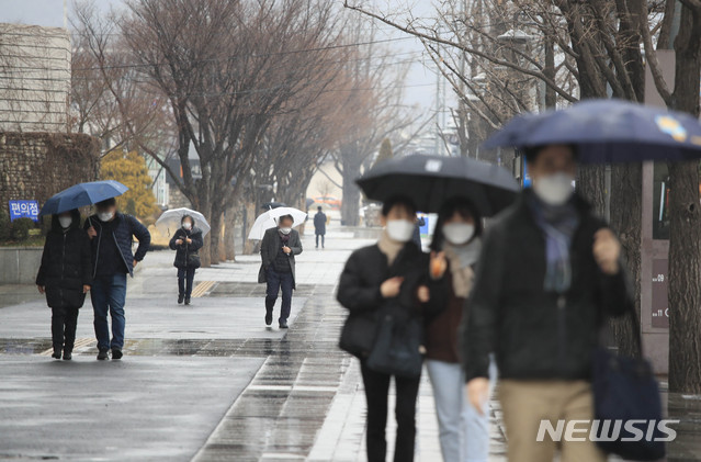 [서울=뉴시스]박민석 기자 = 서울 지역에 비가 내리고 있는 지난달 21일 오후 서울 종로구 세종문화회관 앞에서 우산을 쓴 시민들이 걷고 있다. 2021.01.21. mspark@newsis.com