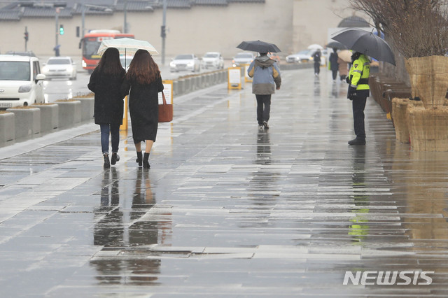 [서울=뉴시스]박민석 기자 = 서울 지역에 비가 내리고 있는 지난 1월21일 오후 서울 종로구 광화문광장에서 우산을 쓴 시민들이 걷고 있다. 2021.01.21. mspark@newsis.com