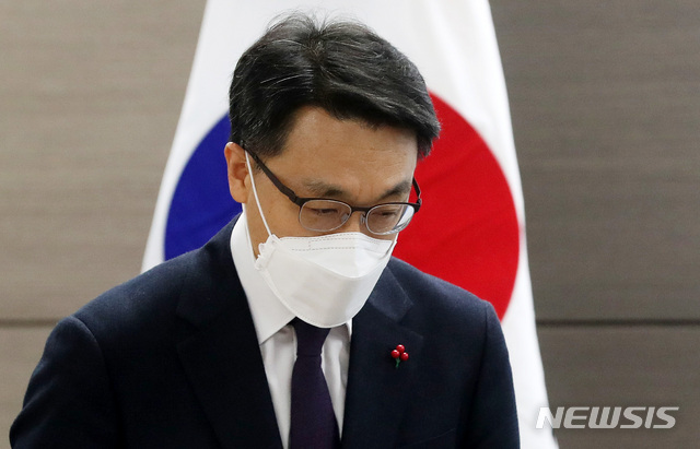 [과천=뉴시스]홍효식 기자 = 김진욱 고위공직자범죄수사처장이 21일 오후 경기 과천 정부과천청사에서 열린 취임식에 참석하고 있다. 2021.01.21. yesphoto@newsis.com