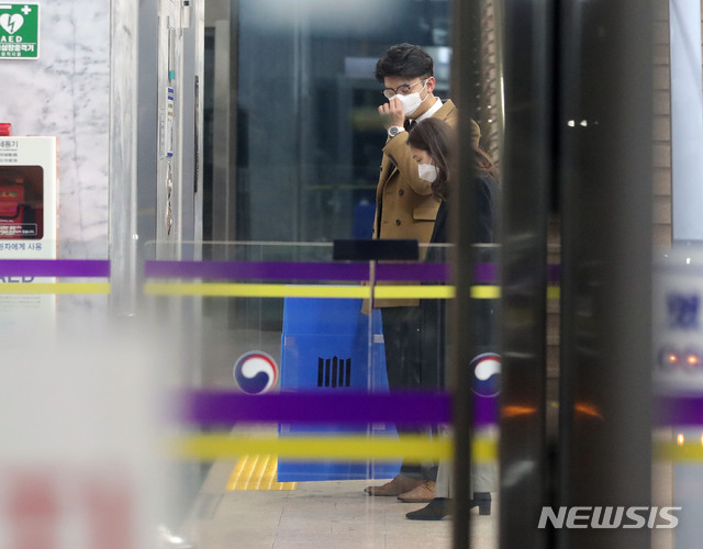 [과천=뉴시스]박미소 기자 = 수원지검 관계자들이 김학의 전 법무부 차관의 불법 출국금지 의혹 관련 압수수색 중 압수품을 담을 박스를 들고 지난달 21일 오후 경기 과천시 정부과천청사 법무부를 들어서고 있다. 2021.01.21. misocamera@newsis.com