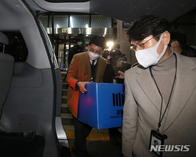 [과천=뉴시스]박미소 기자 = 수원지방검찰청 관계자들이 21일 오후 경기 과천시 정부과천청사 법무부에서 김학의 전 법무부 차관의 불법 출국금지 의혹 관련 압수수색을 마친 후 압수품을 차량으로 옮기고 있다.2021.01.21. misocamera@newsis.com