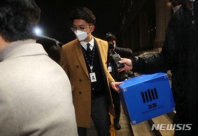 [과천=뉴시스]박미소 기자 = 수원지방검찰청 관계자들이 김학의 전 법무부 차관의 불법 출국금지 의혹 관련 압수수색을 마치고 21일 오후 경기 과천시 정부과천청사 법무부를 들어서고 있다. (공동취재사진) 2021.01.21. photo@newsis.com 