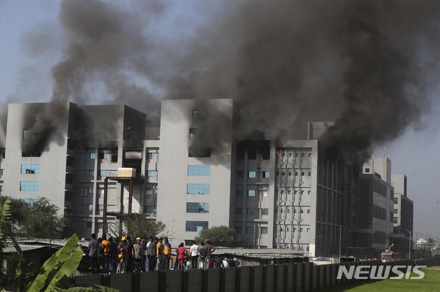 [푸네=AP/뉴시스] AZ 코로나19 백신 10억회 주사 물량 등 세계 백신 최대생산 시설인 인도 혈청연구원에 21일 화재가 발생했다. 기존 시설이 아닌 공사중인 확장시설이라고 한다. 